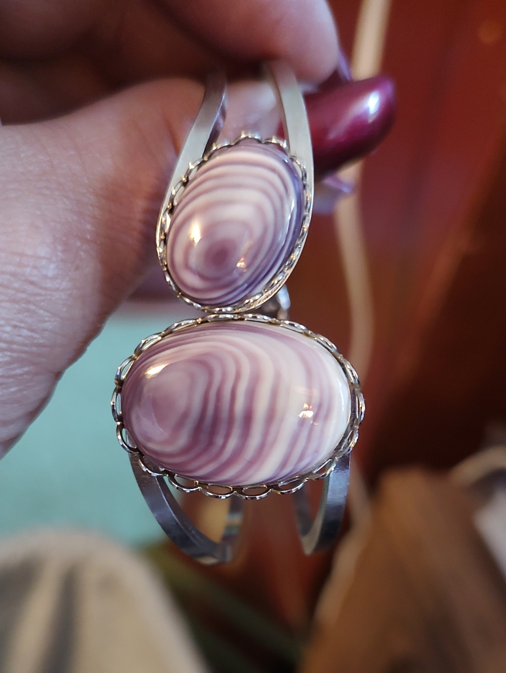 Wampum and Rhodium Plated Hinged Bangle - Picture 2 of 5